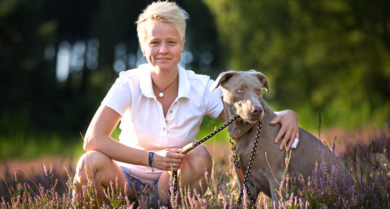 Frau mit Hund an der Leine SABRO Blog Leinenführung trainieren